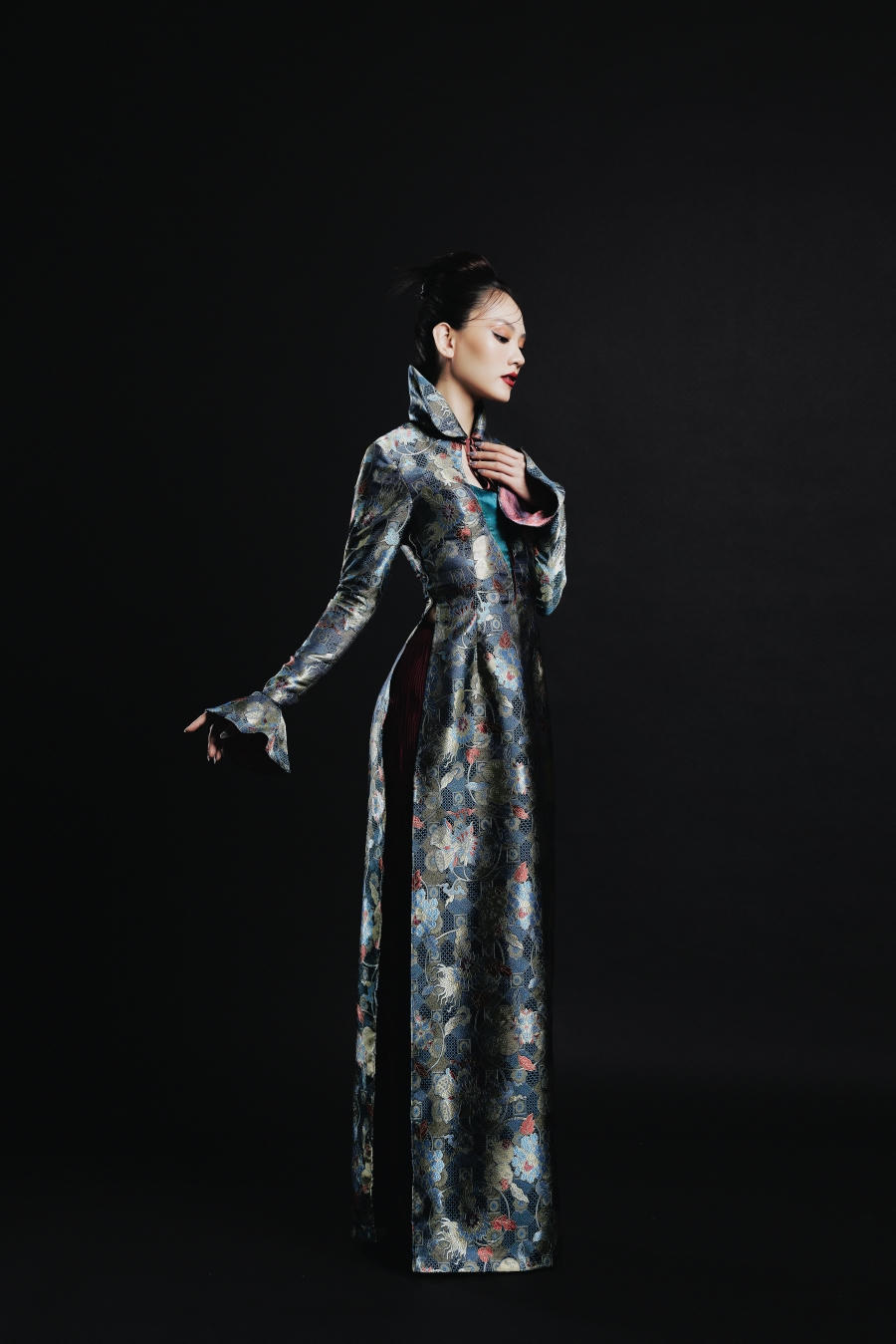 “Quý cô tuổi Mão” Mai Phương nền nã với áo dài 