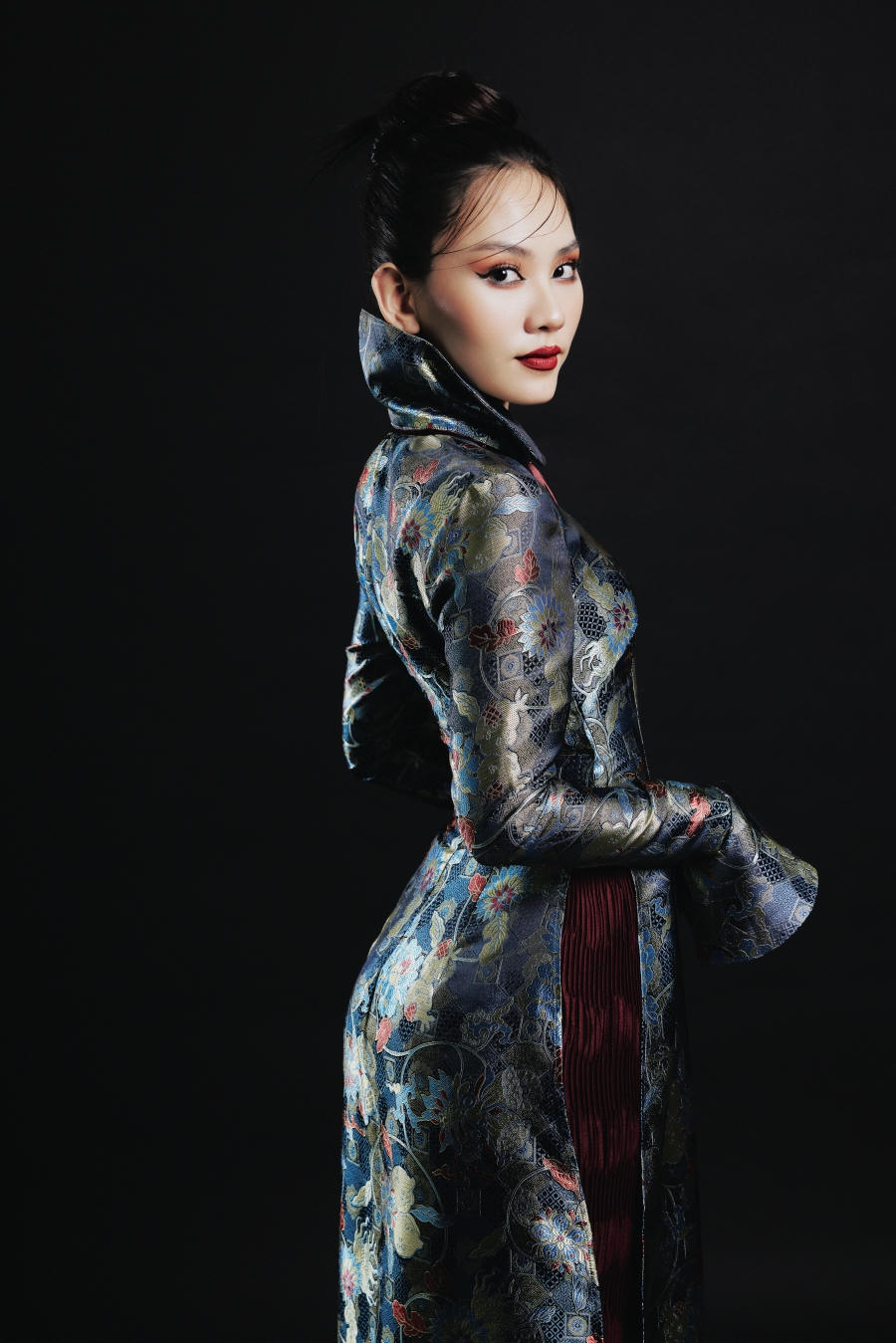 “Quý cô tuổi Mão” Mai Phương nền nã với áo dài 