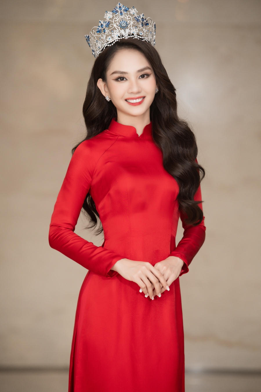 “Quý cô tuổi Mão” Mai Phương nền nã với áo dài 