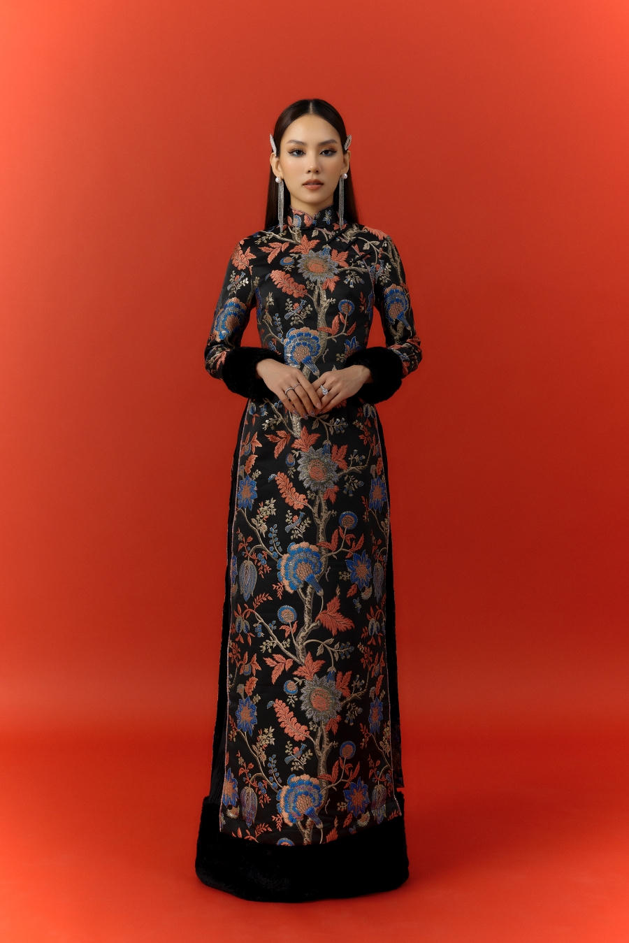 “Quý cô tuổi Mão” Mai Phương nền nã với áo dài 