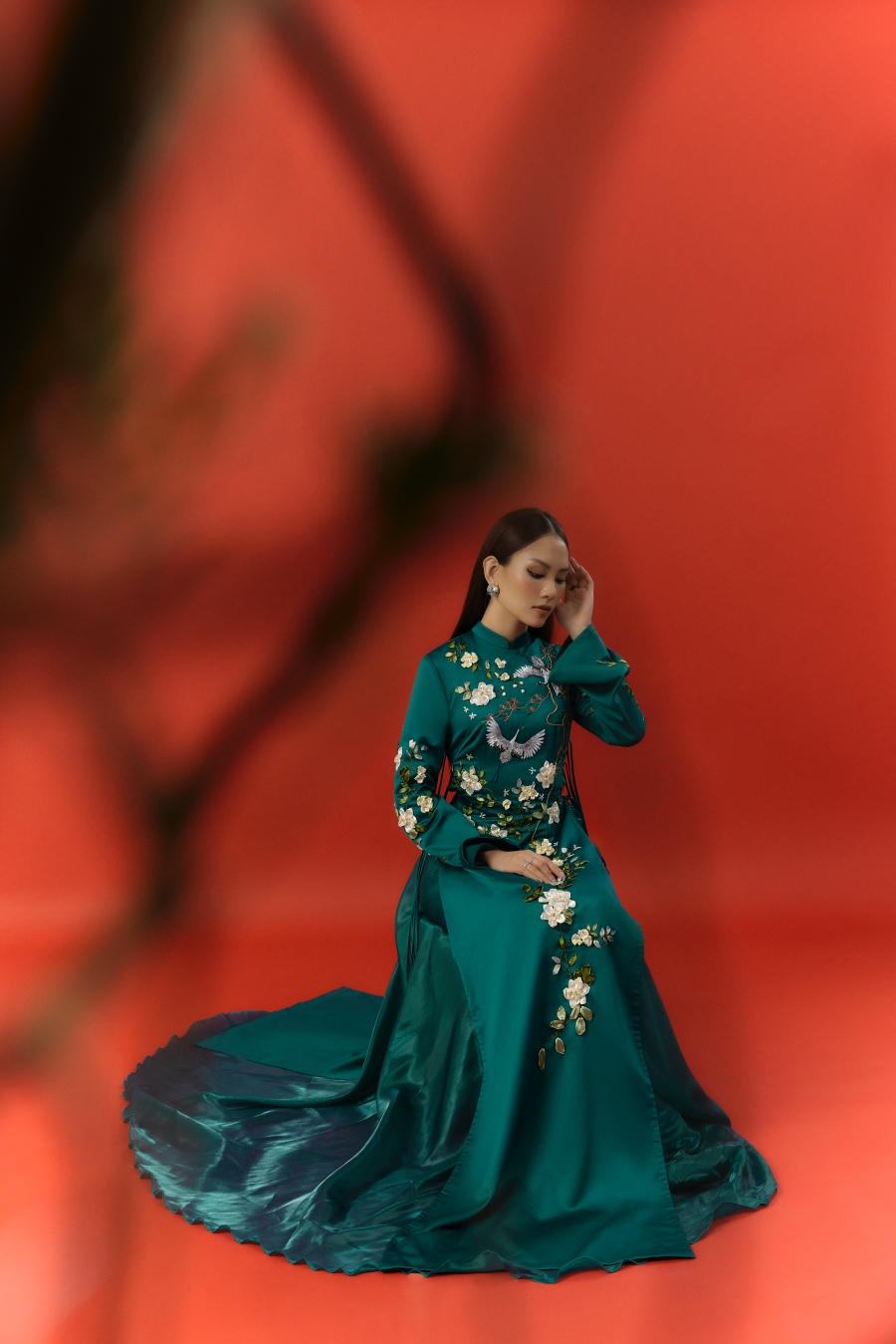 “Quý cô tuổi Mão” Mai Phương nền nã với áo dài 