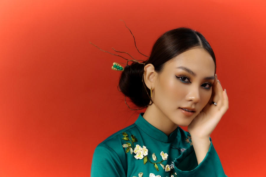 “Quý cô tuổi Mão” Mai Phương nền nã với áo dài 