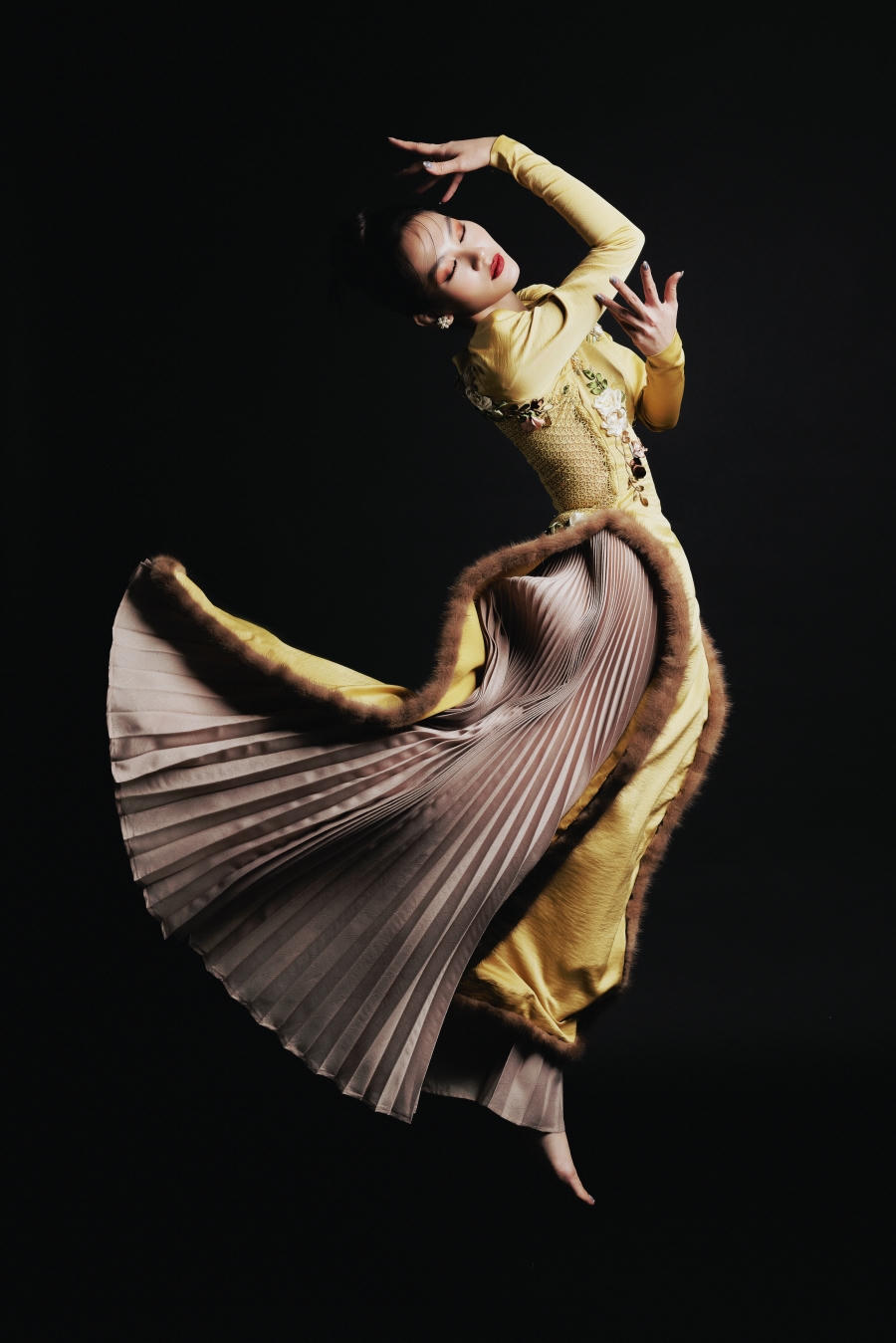 “Quý cô tuổi Mão” Mai Phương nền nã với áo dài 