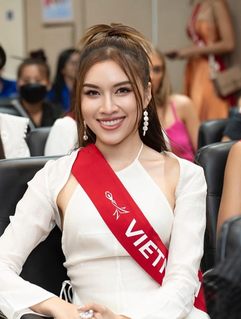 Người đẹp quốc tế “phát cuồng” vì món ăn Việt, hào hứng diện áo yếm, tứ thân Việt Nam