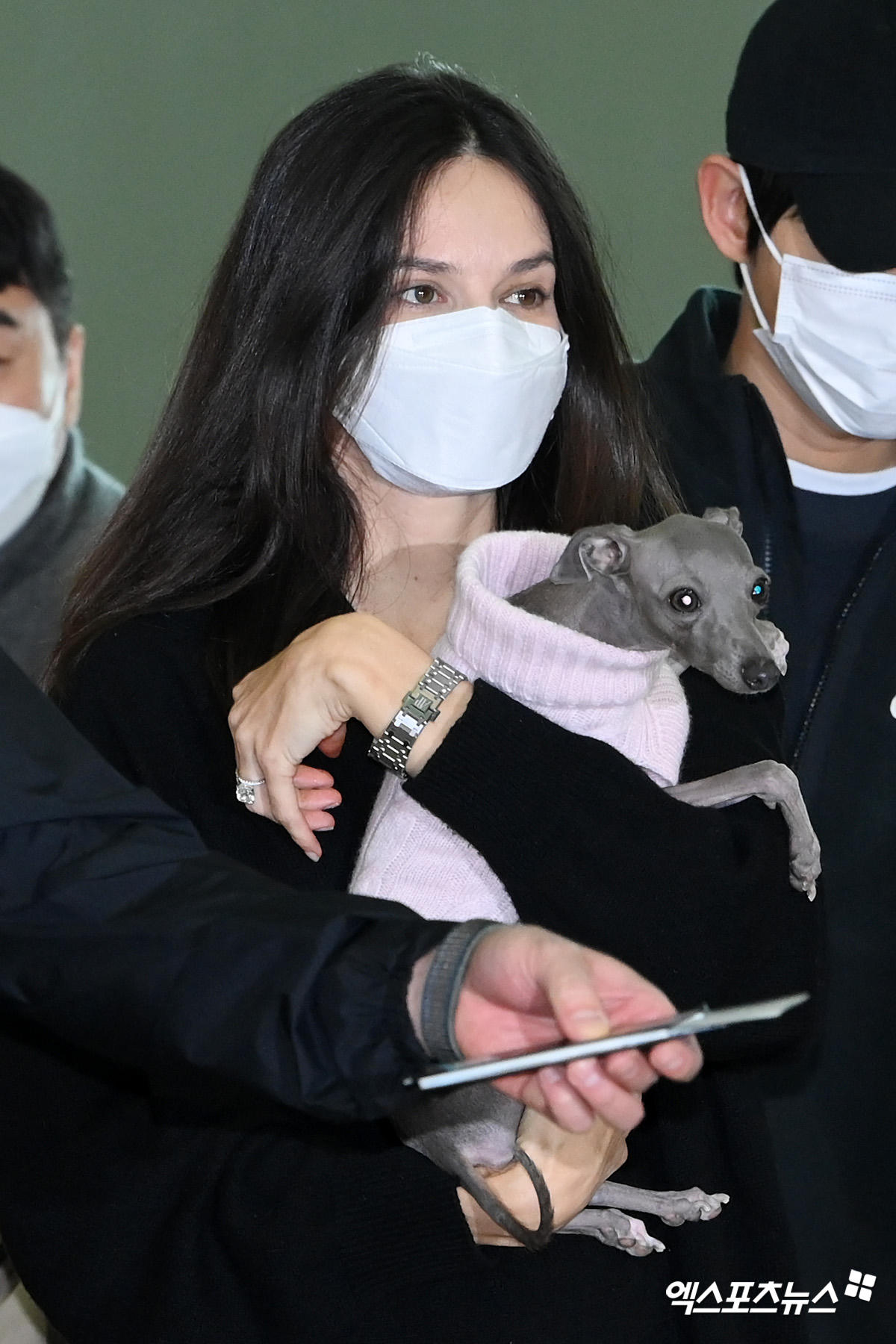 Song Joong Ki hạnh phúc xuất hiện cùng vợ tại sân bay sau thông báo kết hôn, có con