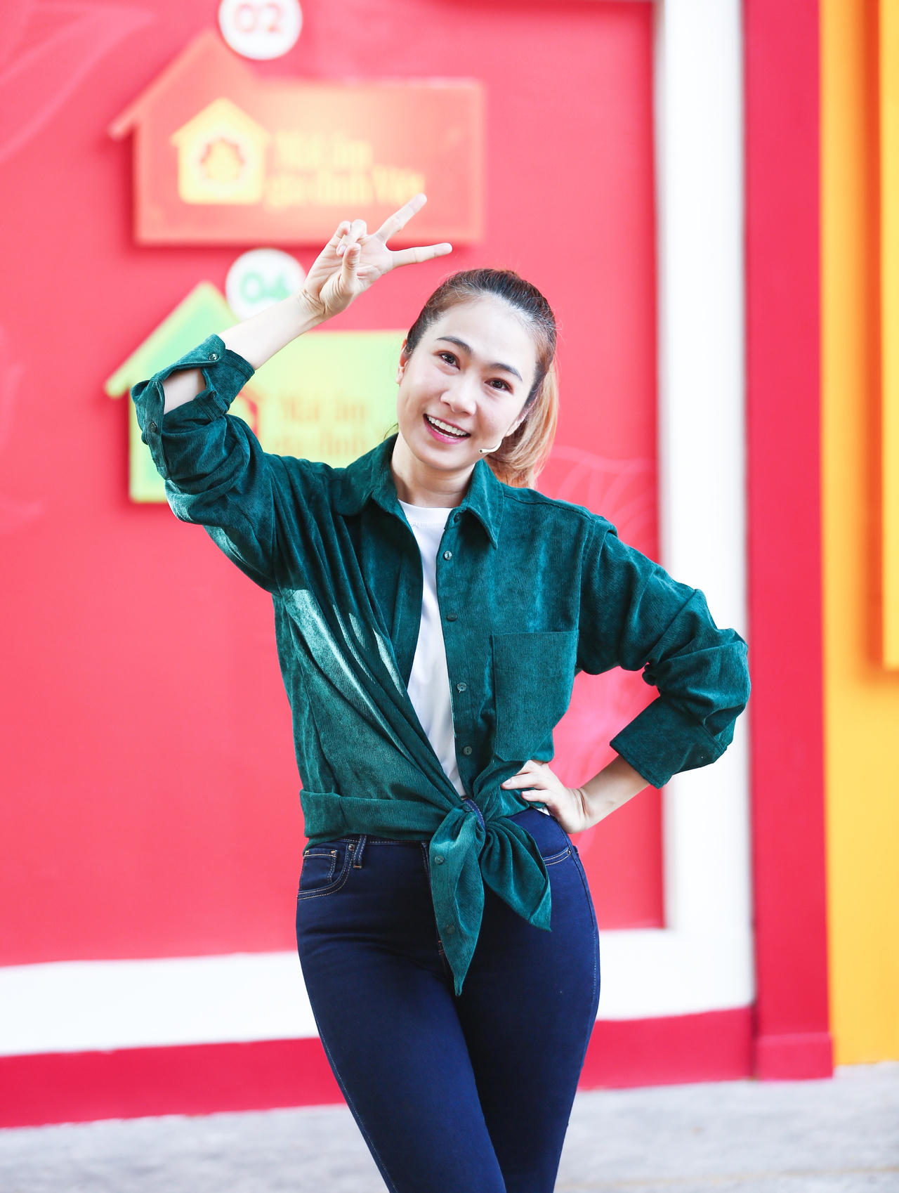 Tuổi thơ Thanh Thảo Hugo: Mặc lại đồ, mẹ nhặt vải vụn để may quần áo Tết