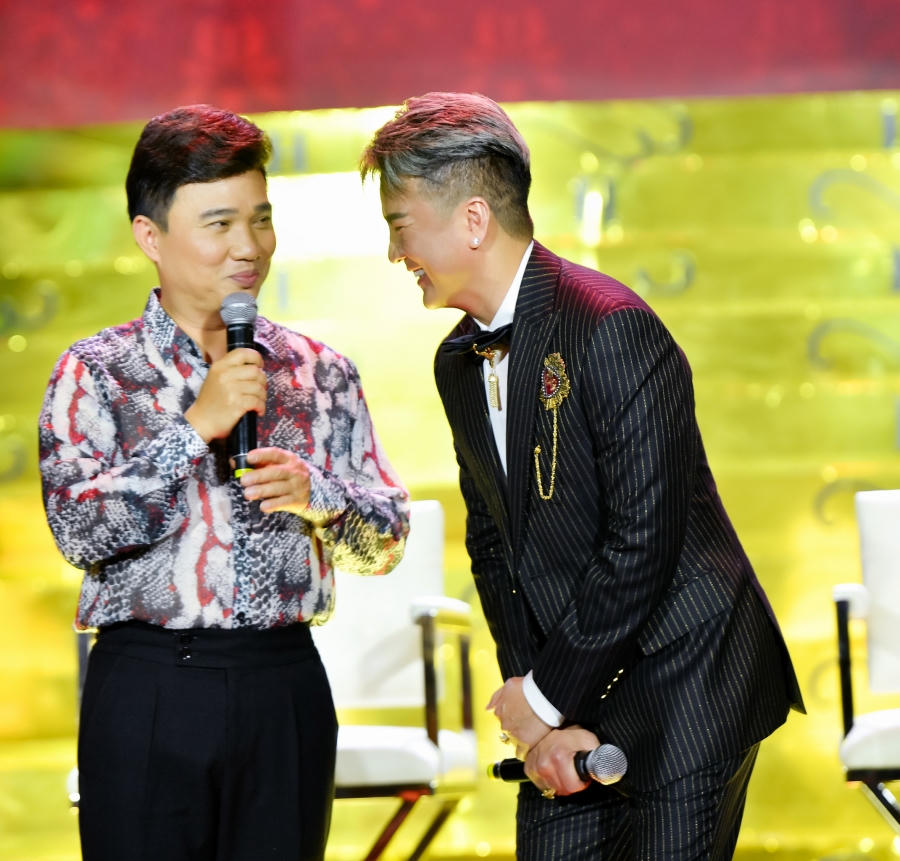 Trấn Thành khóc nức nở khi nói về 4 chữ “hào quang rực rỡ” của người nghệ sĩ