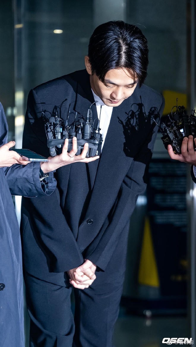 Yoo Ah In cúi đầu xin lỗi sau bê bối