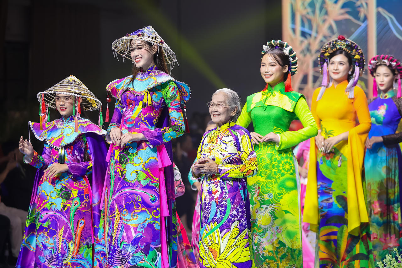 Nghệ sĩ Phi Điểu diễn thời trang, tiết lộ lý do miệt mài làm việc ở tuổi 91