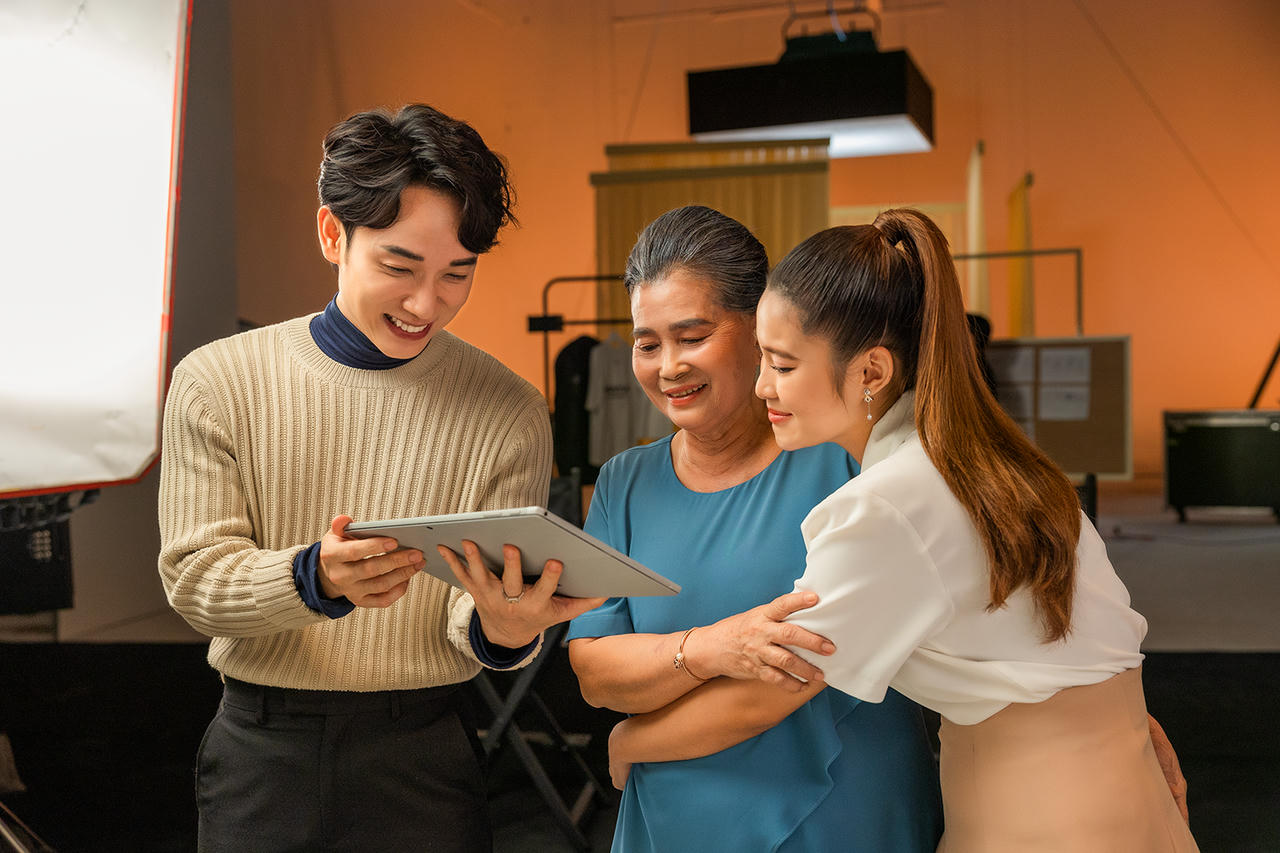  Điều gì trong MV 'Chạm gần thêm thương' của Trúc Nhân khiến người xem xúc động?