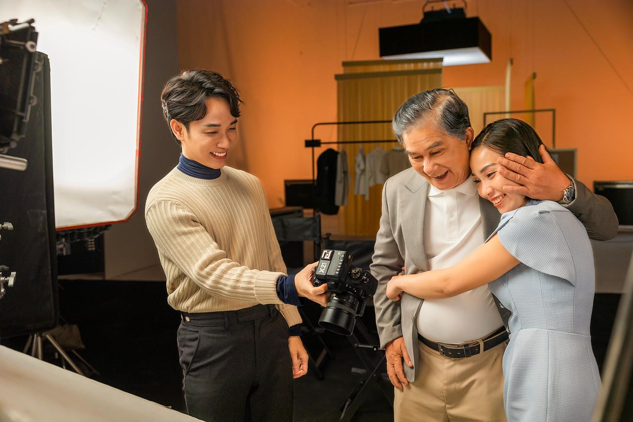  Điều gì trong MV 'Chạm gần thêm thương' của Trúc Nhân khiến người xem xúc động?