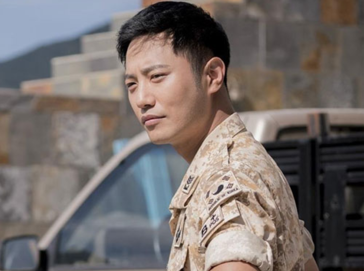 Nam phụ “Hậu duệ mặt trời” phủ nhận bị truy tố vì tội lừa đảo