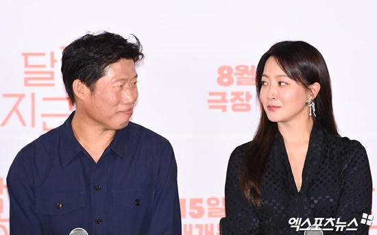 Kim Hee Sun kể hậu trường cảnh hôn với “trai xấu” Yoo Hae Jin