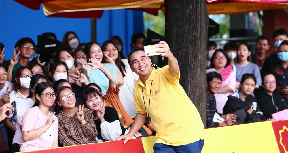 Quyền Linh: “Tôi cũng làm ra tiền nhưng đôi khi còn lấy tiền bà xã đi thiện nguyện nữa”