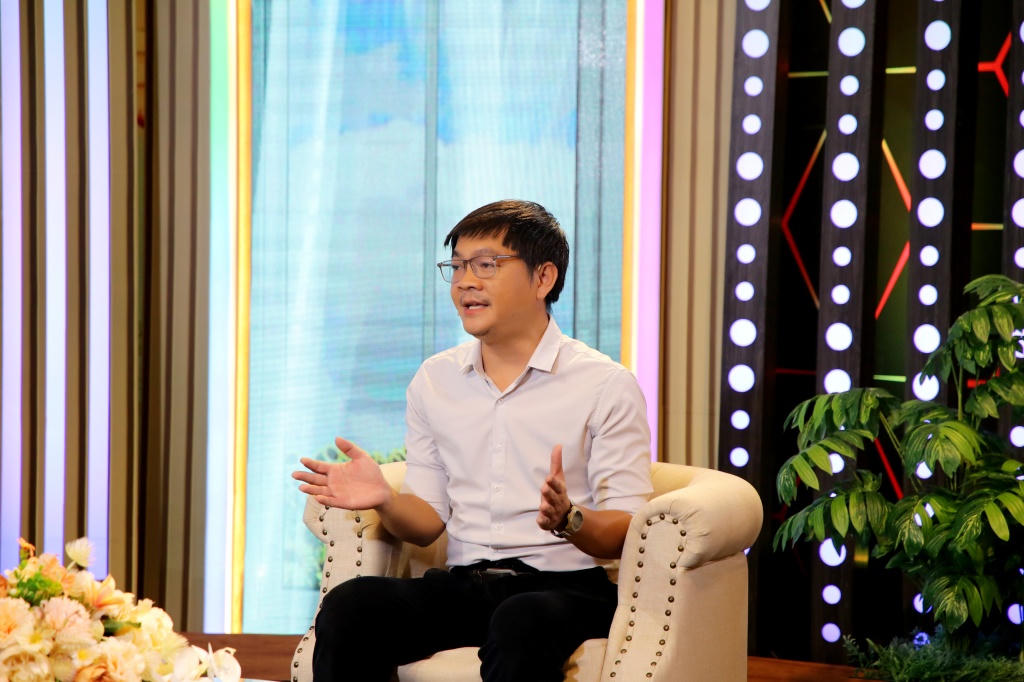 Hát rong gây quỹ giúp người khuyết tật, kỷ lục gia thiện nguyện suýt bị đánh