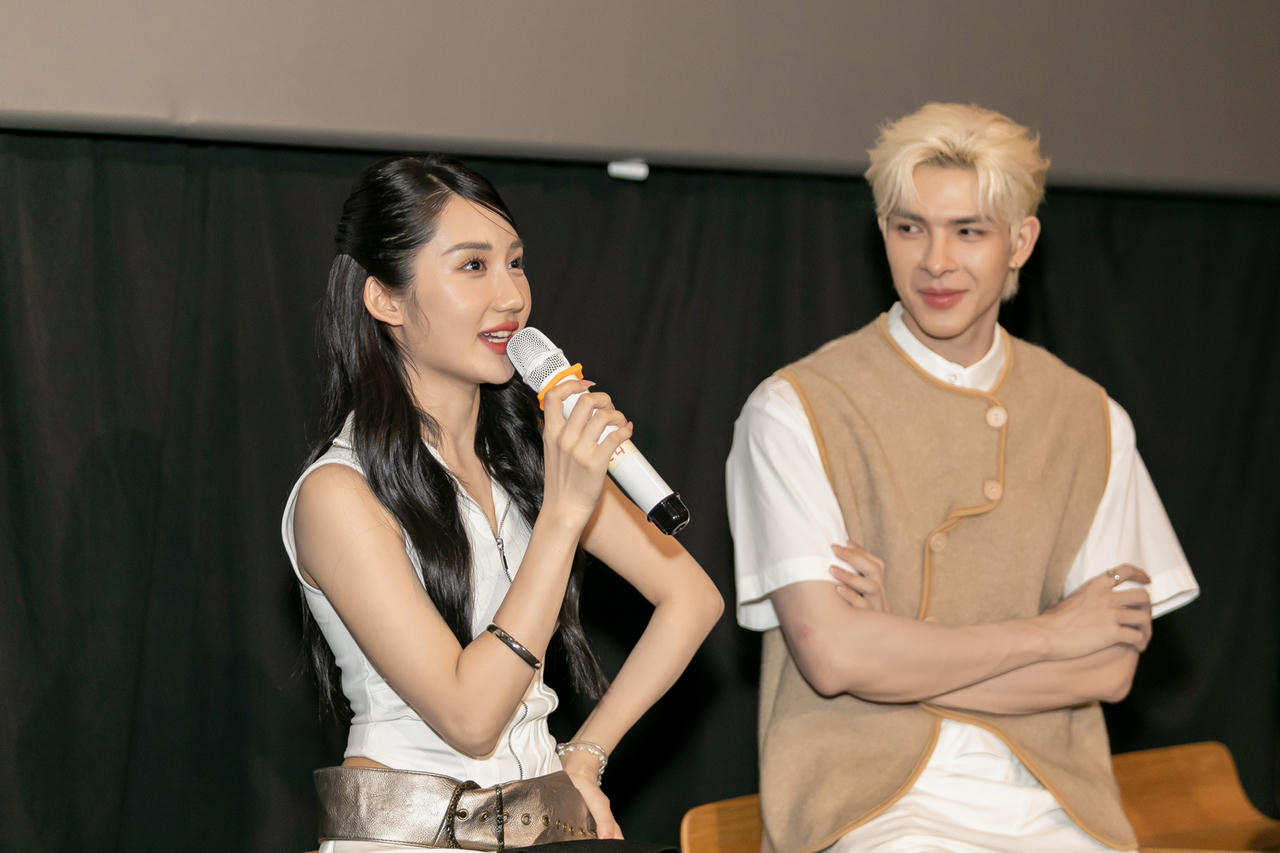 'Hot girl quân nhân' ra mắt MV trung thu