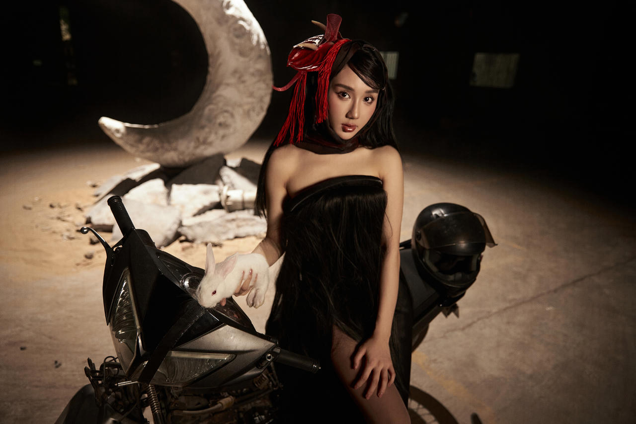 'Hot girl quân nhân' ra mắt MV trung thu