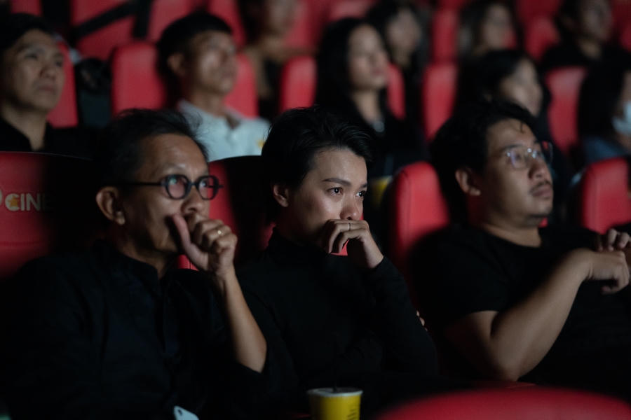 Khán giả đội mưa đến xem “Bao giờ cho đến tháng 10” của đạo diễn Đặng Nhật Minh