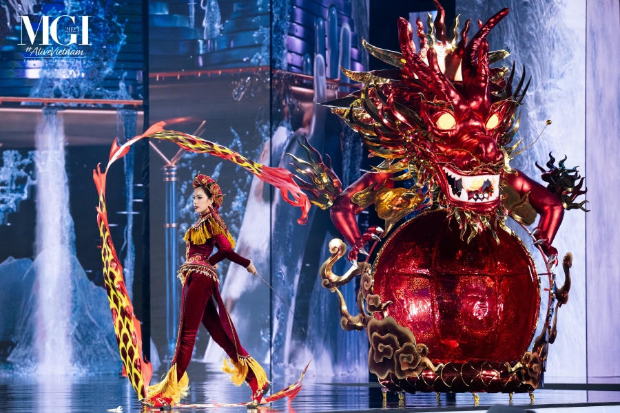 Lê Hoàng Phương và thí sinh Miss Grand International 2023 ấn tượng trong đêm Trang phục dân tộc