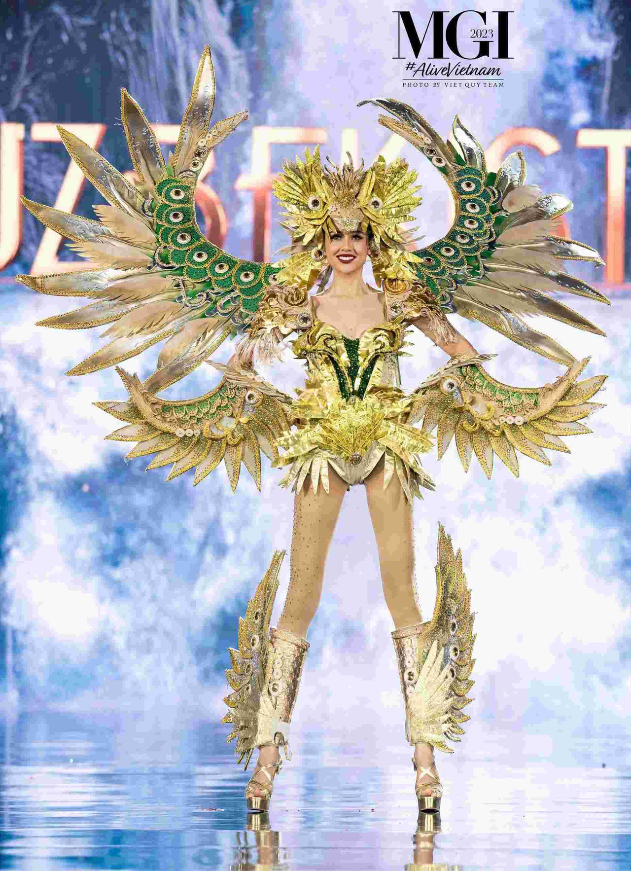 Lê Hoàng Phương và thí sinh Miss Grand International 2023 ấn tượng trong đêm Trang phục dân tộc