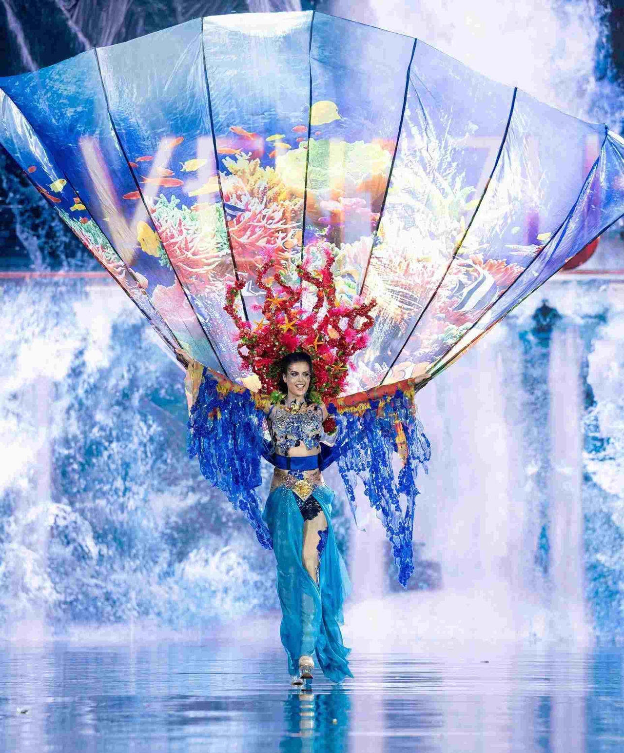 Lê Hoàng Phương và thí sinh Miss Grand International 2023 ấn tượng trong đêm Trang phục dân tộc