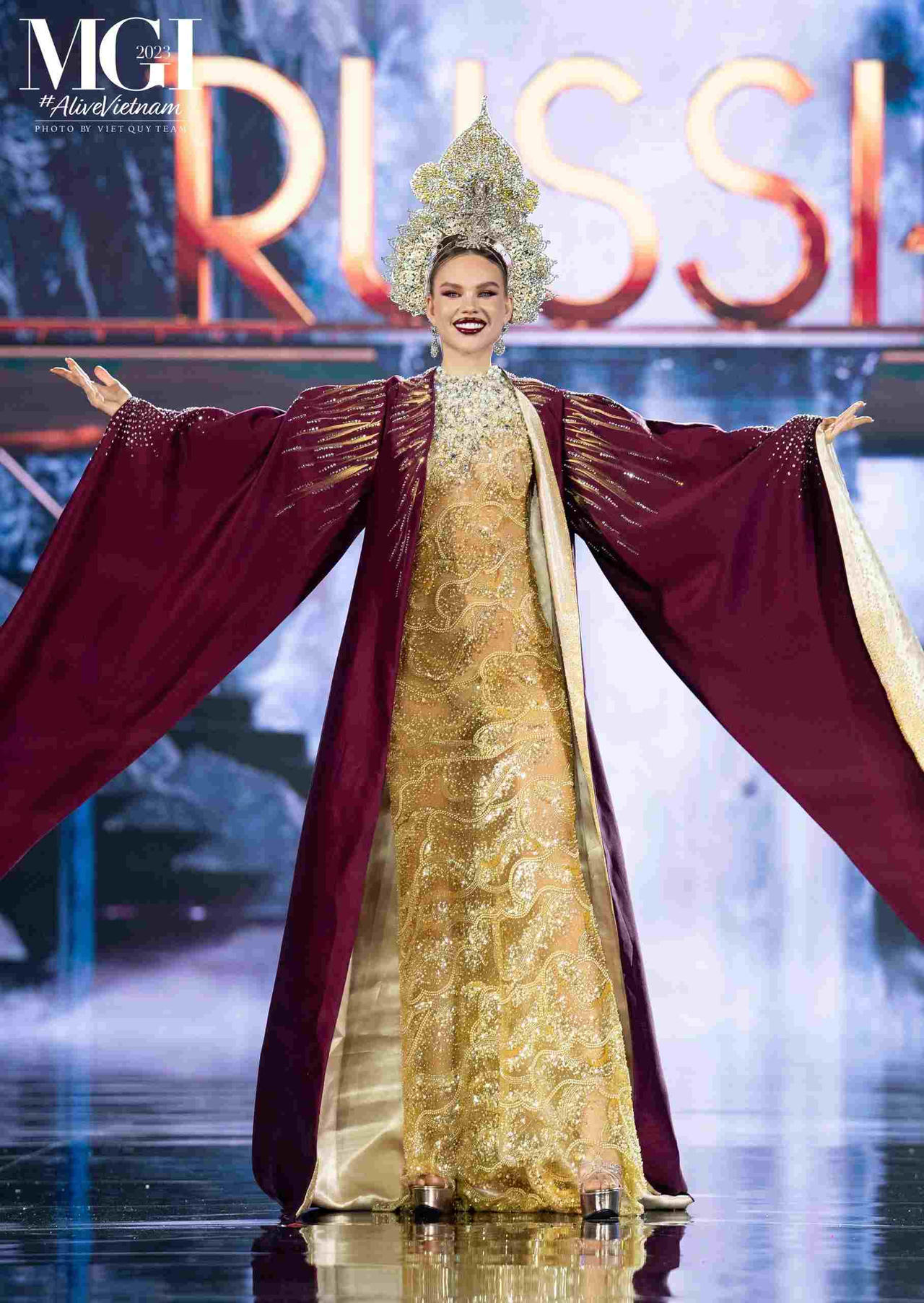 Lê Hoàng Phương và thí sinh Miss Grand International 2023 ấn tượng trong đêm Trang phục dân tộc