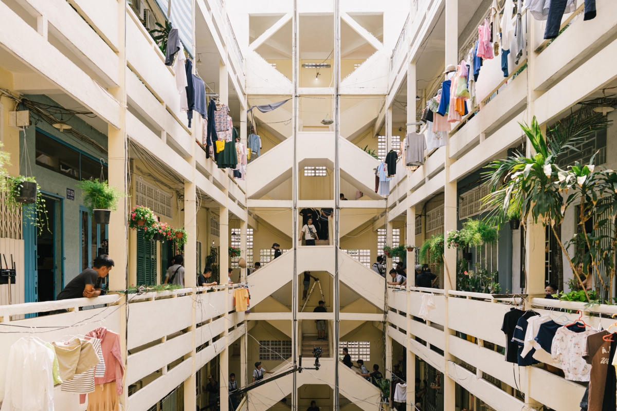 Trấn Thành dựng lại chung cư cũ trong studio để quay phim Tết 