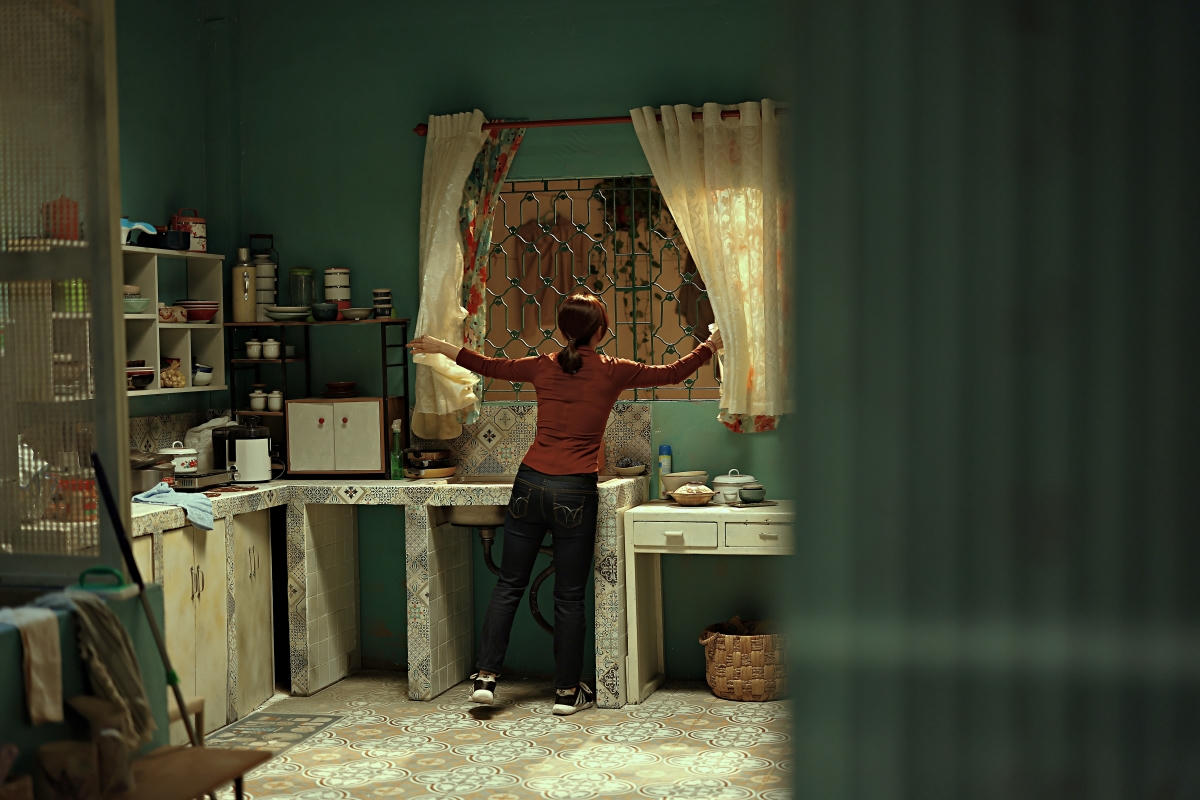 Trấn Thành dựng lại chung cư cũ trong studio để quay phim Tết 