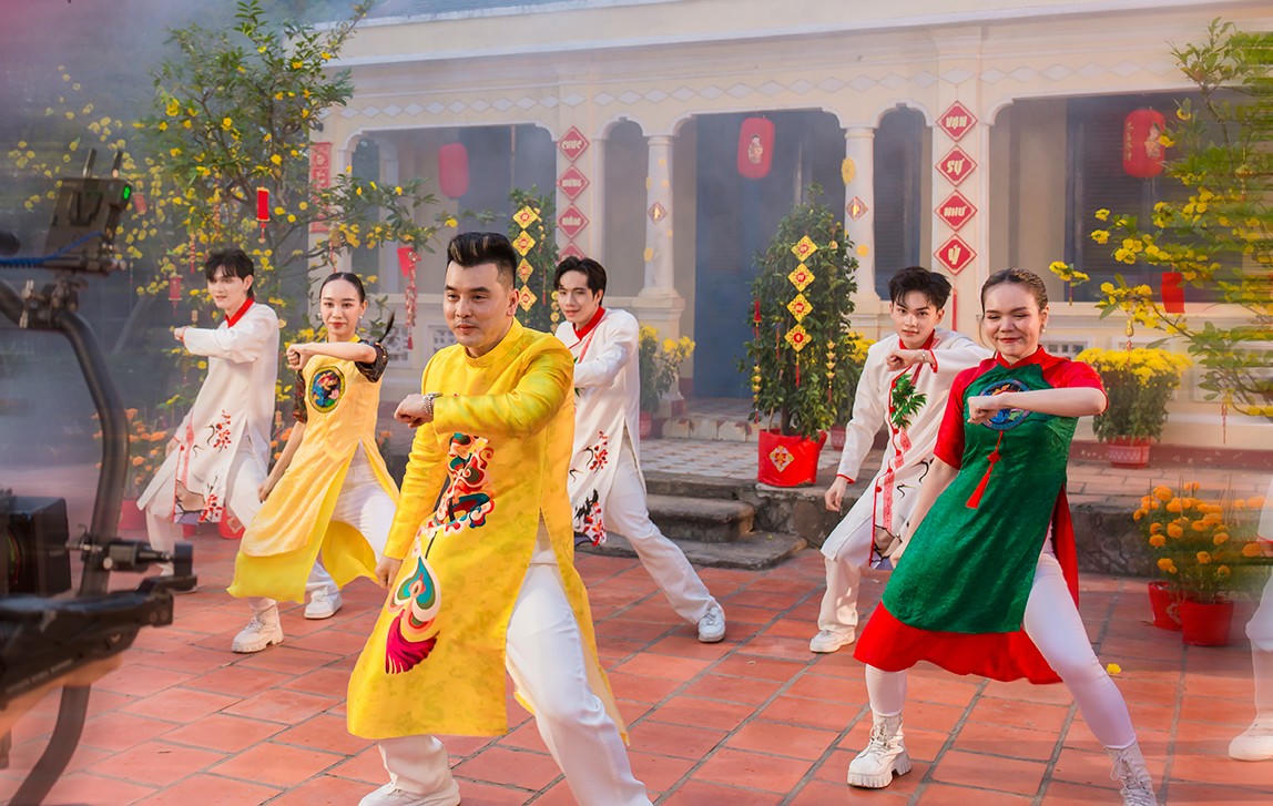 Đón Tết Giáp Thìn 2024, Ưng Hoàng Phúc liên tiếp tung MV xuân