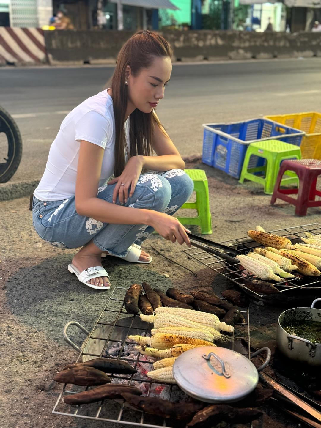 Hoa hậu Lê Hoàng Phương mang Tết hạnh phúc về quê