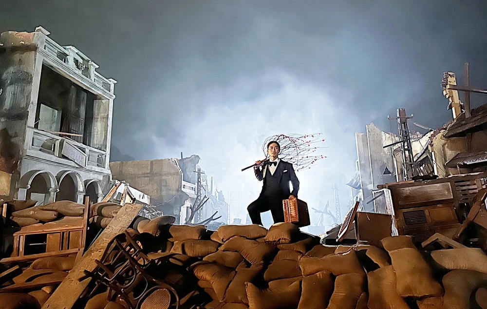 'Đào, phở và piano': Một Hà Nội chân thực và lãng mạn thời chiến