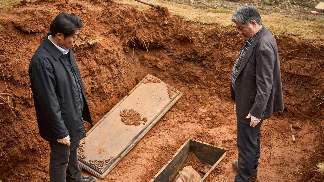 Phim “Quật mộ trùng ma” gây sốt phòng vé, vượt mốc 100 tỷ đồng