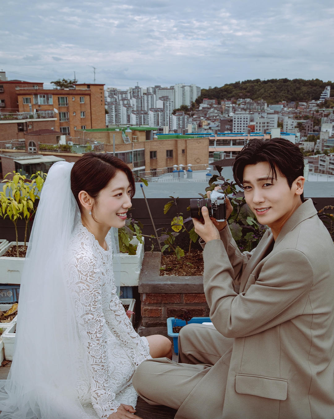 “Cú ngã ngựa” không ngờ tới của Song Joong Ki, Park Shin Hye