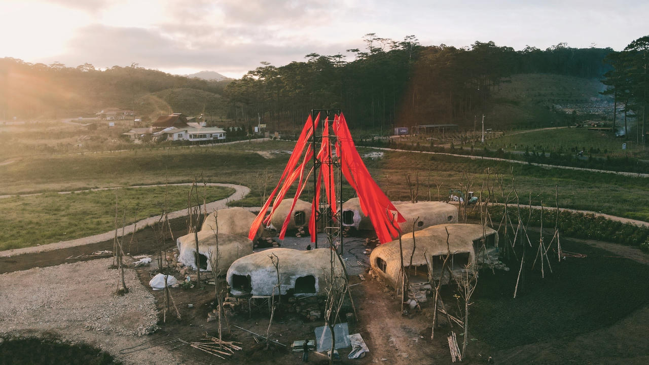 Lý Hải - Minh Hà làm hướng dẫn viên, dẫn du khách tham quan phim trường 'Lật mặt 7'