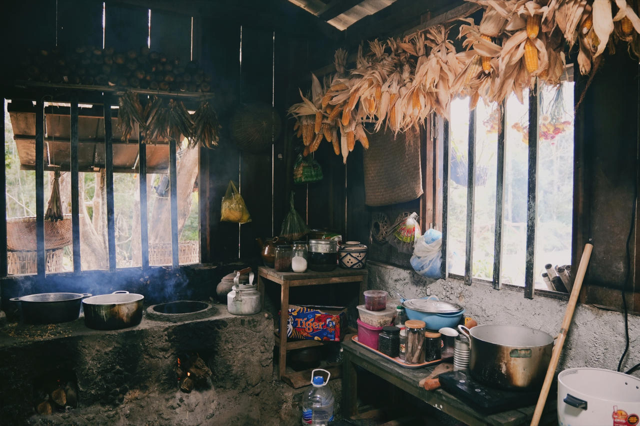 Lý Hải - Minh Hà làm hướng dẫn viên, dẫn du khách tham quan phim trường 'Lật mặt 7'