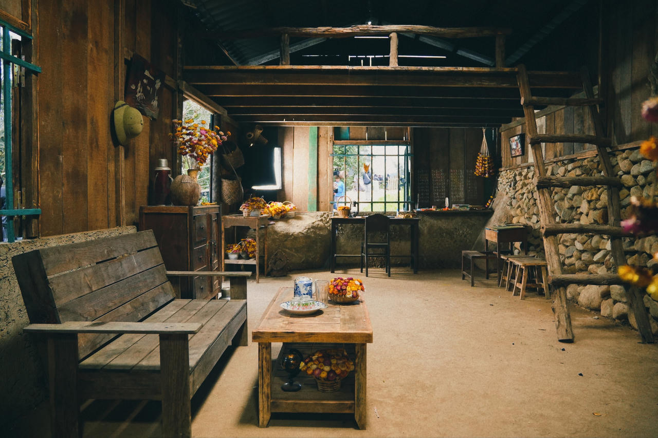 Lý Hải - Minh Hà làm hướng dẫn viên, dẫn du khách tham quan phim trường 'Lật mặt 7'