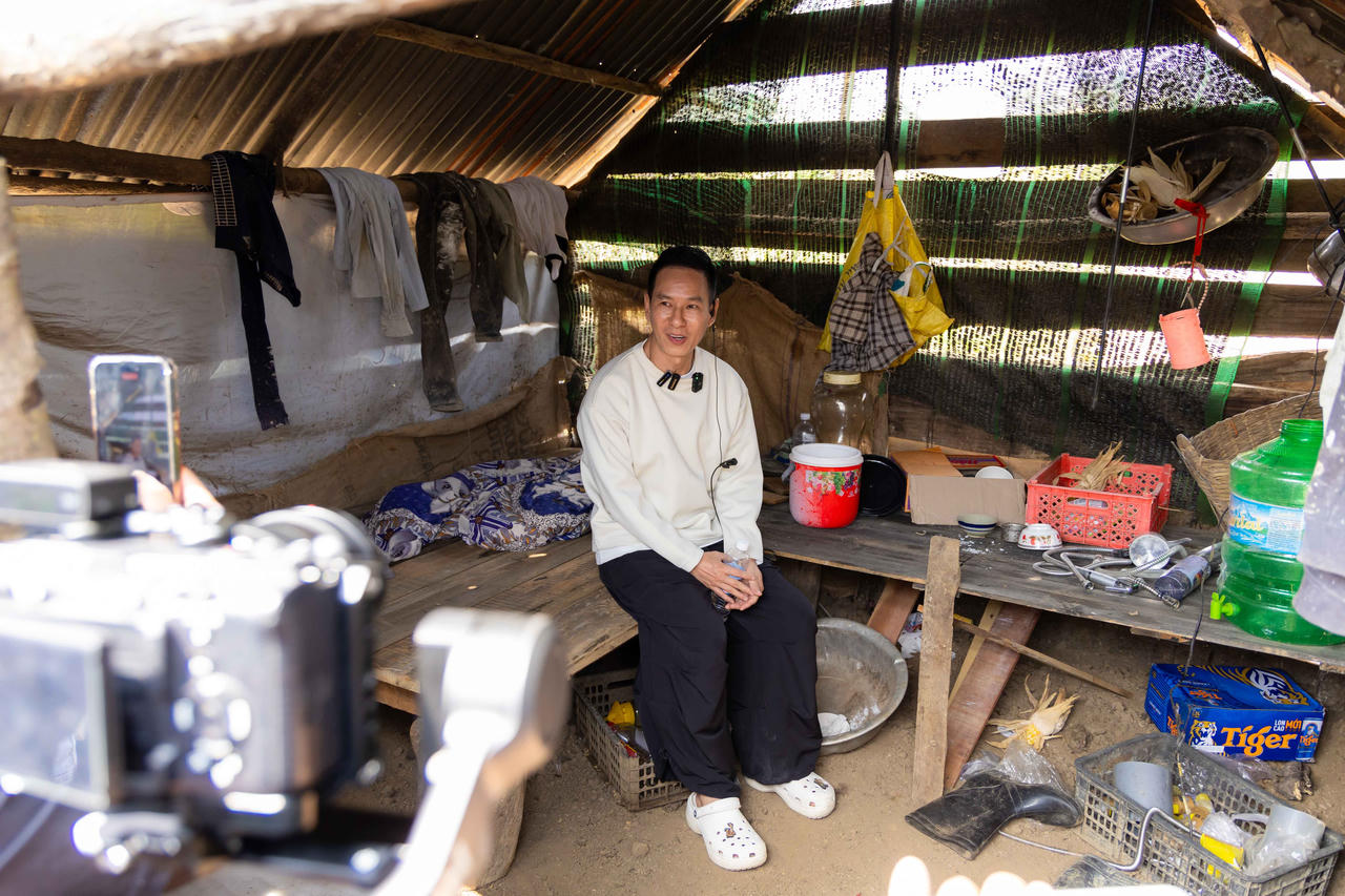 Lý Hải - Minh Hà làm hướng dẫn viên, dẫn du khách tham quan phim trường 'Lật mặt 7'