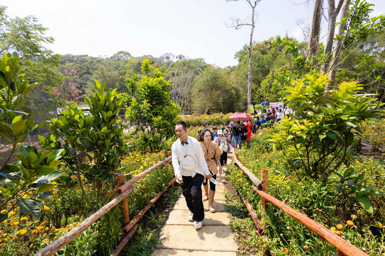 Lý Hải - Minh Hà làm hướng dẫn viên, dẫn du khách tham quan phim trường 'Lật mặt 7'