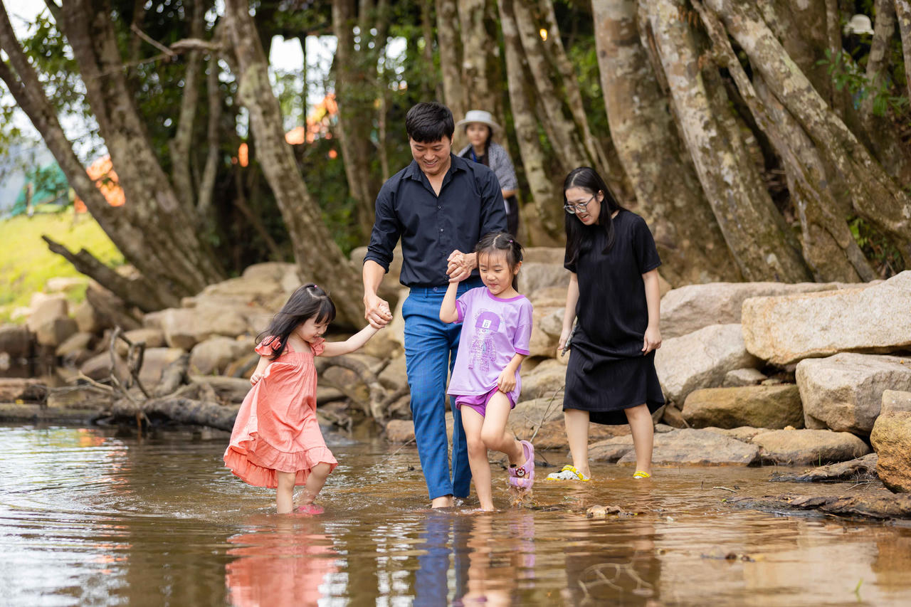 Lý Hải - Minh Hà làm hướng dẫn viên, dẫn du khách tham quan phim trường 'Lật mặt 7'