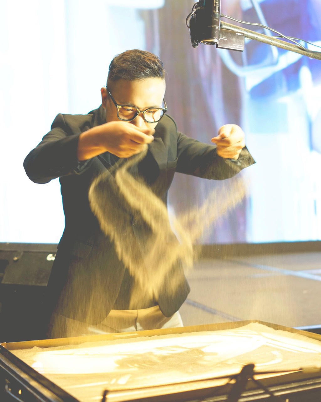 Xác lập kỷ lục 'Vẽ tranh trình diễn trên sân khấu bằng nhiều loại hình và chất liệu nhất Việt Nam'