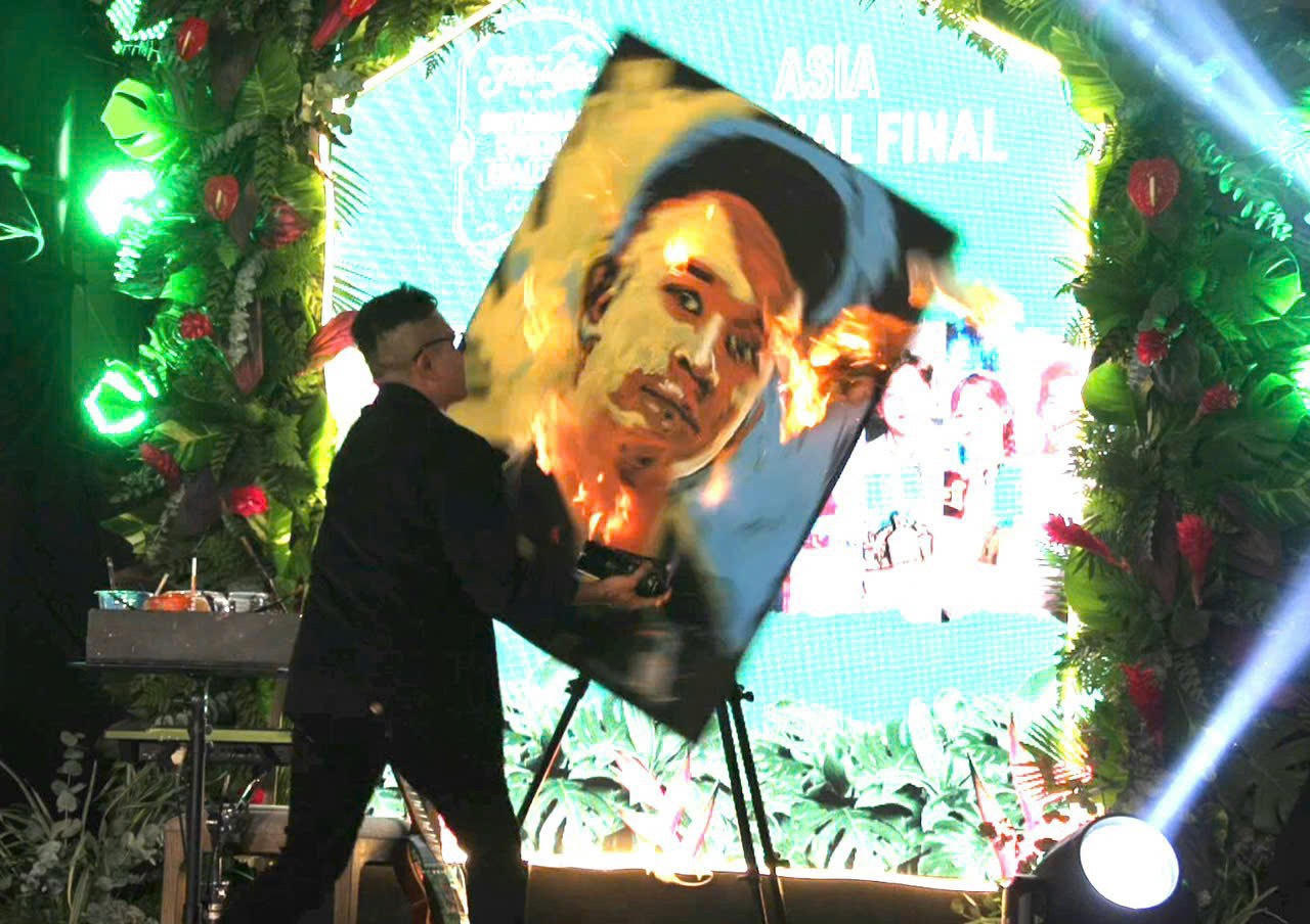 Xác lập kỷ lục 'Vẽ tranh trình diễn trên sân khấu bằng nhiều loại hình và chất liệu nhất Việt Nam'