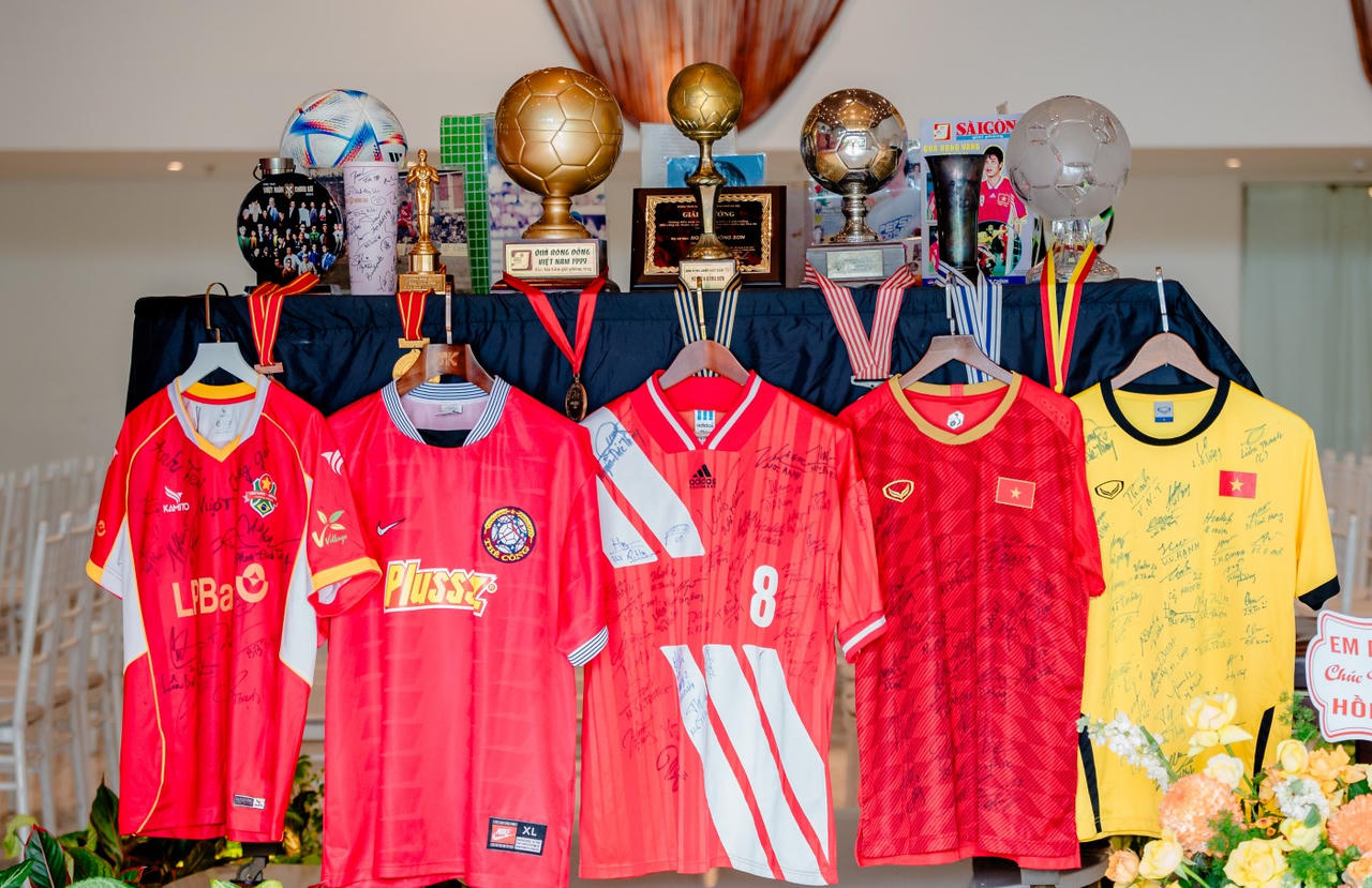 Hồng Sơn "công chúa" ra mắt hồi ký 