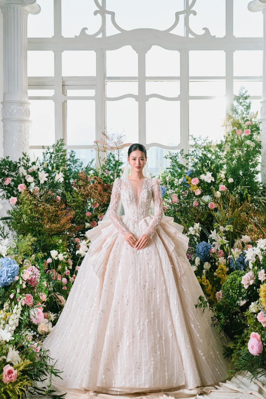 Á hậu Bùi Khánh Linh hóa cô dâu tinh khôi trong bộ sưu tập mới của White Rose Bridal 