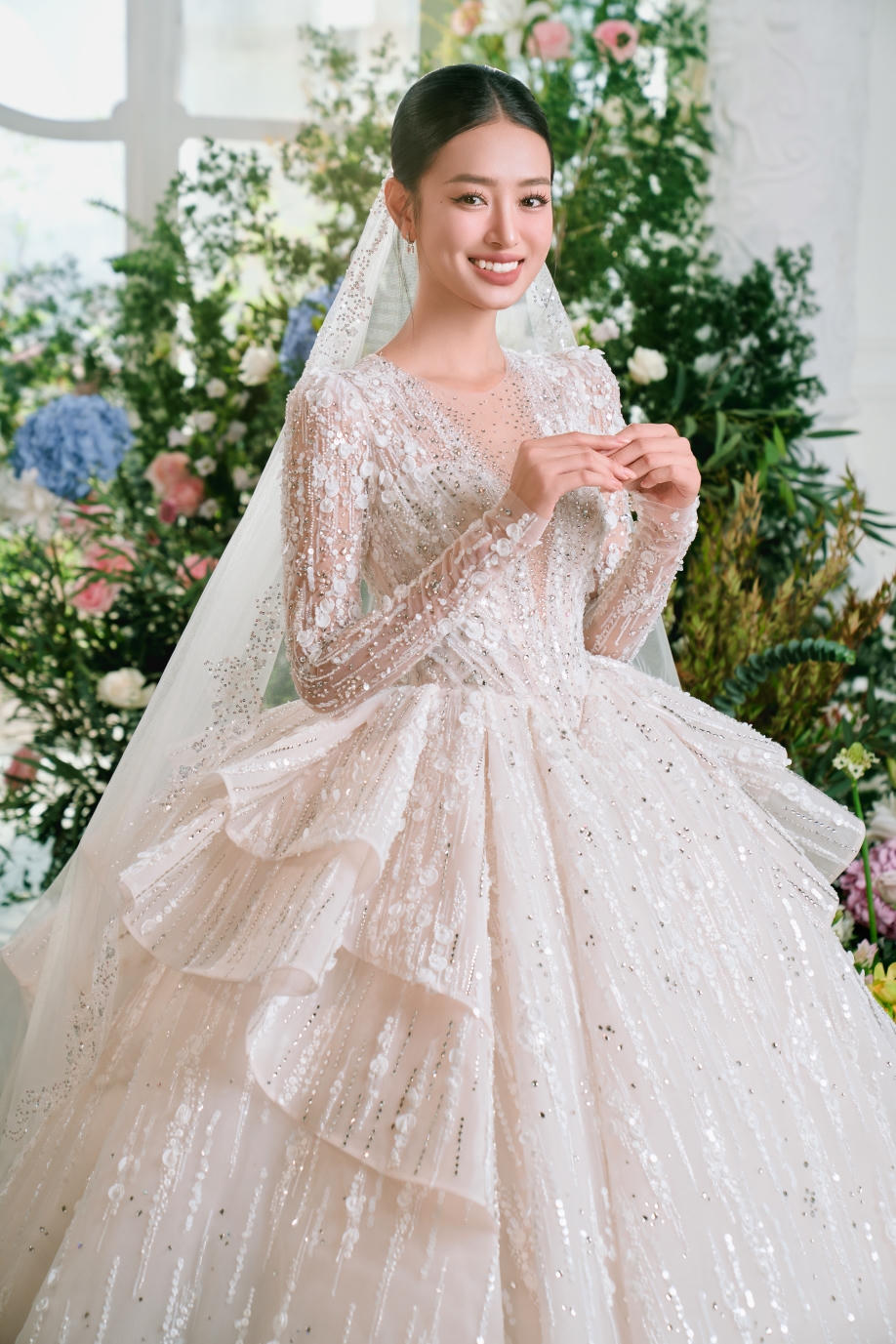 Á hậu Bùi Khánh Linh hóa cô dâu tinh khôi trong bộ sưu tập mới của White Rose Bridal 