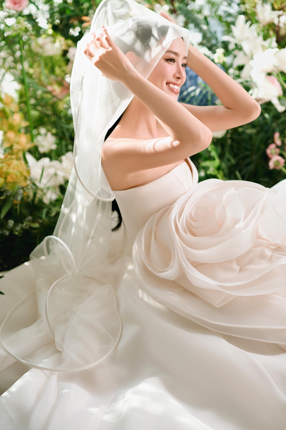 Á hậu Bùi Khánh Linh hóa cô dâu tinh khôi trong bộ sưu tập mới của White Rose Bridal 