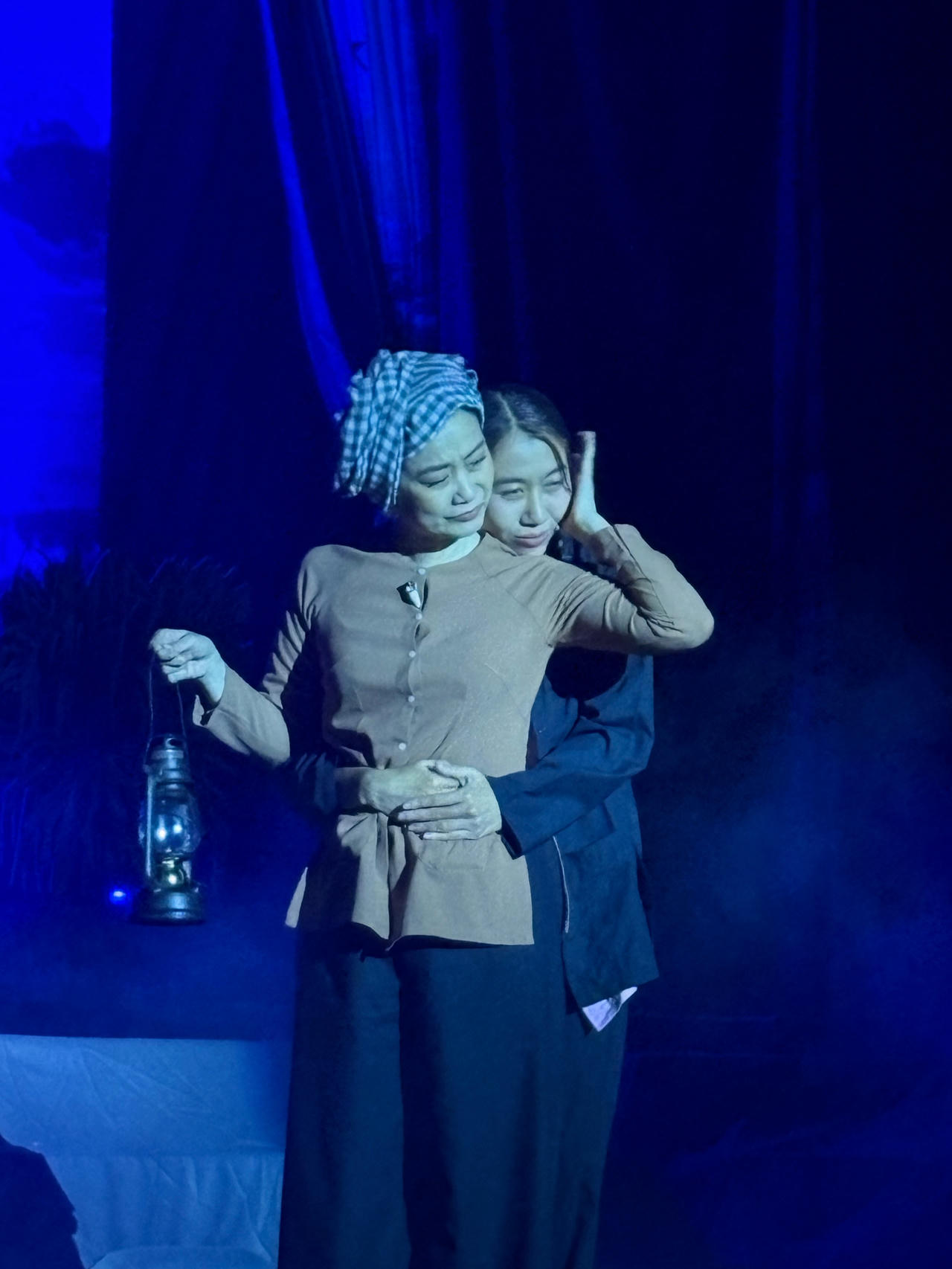 300 khán giả TP Hồ Chí Minh lắng đọng cùng "Cánh đồng rực lửa"