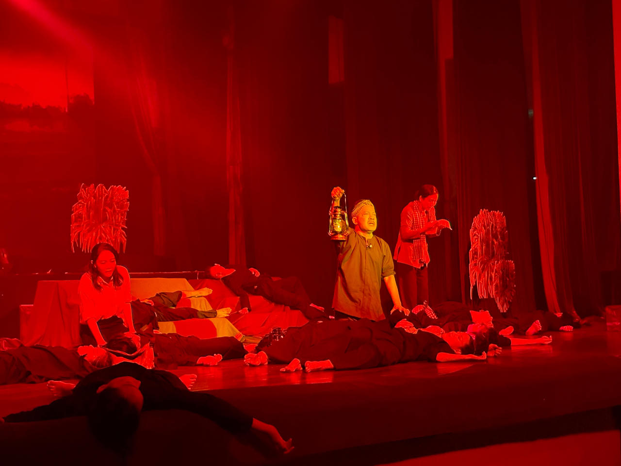 300 khán giả TP Hồ Chí Minh lắng đọng cùng "Cánh đồng rực lửa"