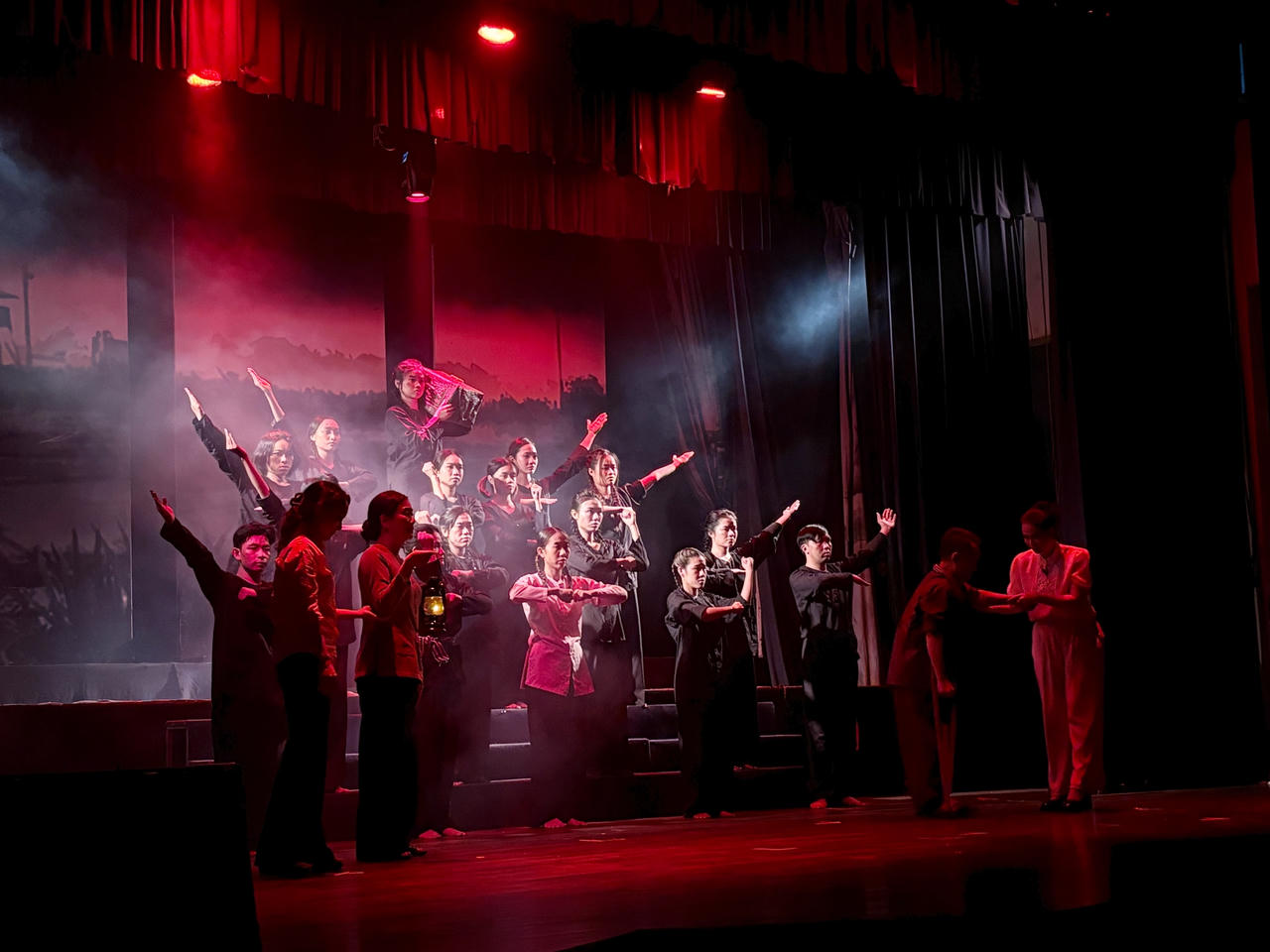 300 khán giả TP Hồ Chí Minh lắng đọng cùng "Cánh đồng rực lửa"