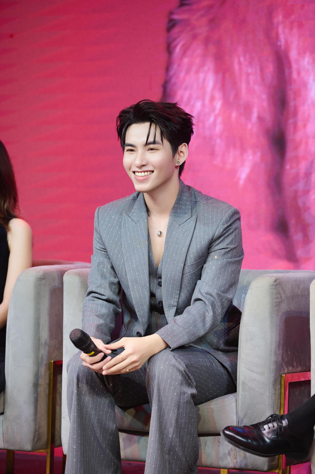 "Anh trai say hi" Hùng Huỳnh "chào sân" Vpop