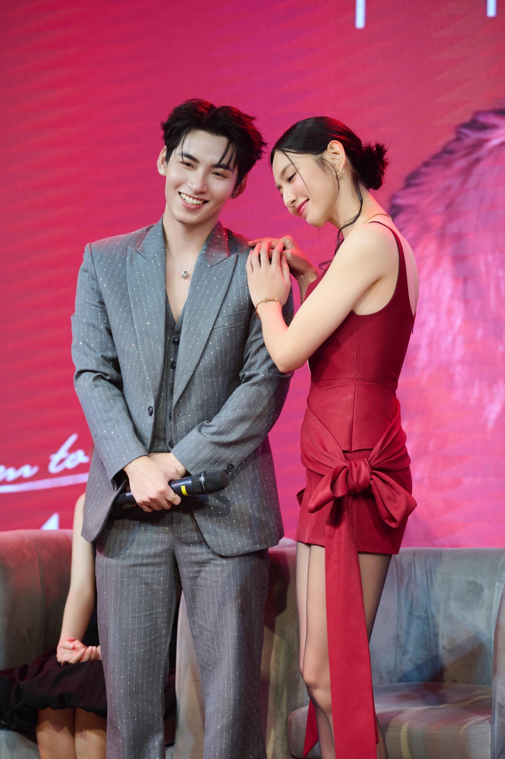 "Anh trai say hi" Hùng Huỳnh "chào sân" Vpop